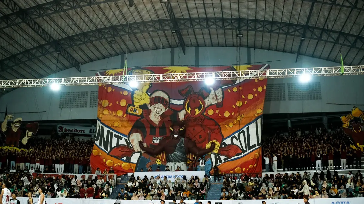 MENGHIBUR : Atraksi koreo dari suporter ABBS. (Dok. DBL Indonesia)