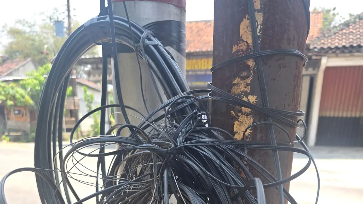 SEMRAWUT : Kabel internet nglewer di Sragen. (Ahmad Khairudin/solobalapan.com)