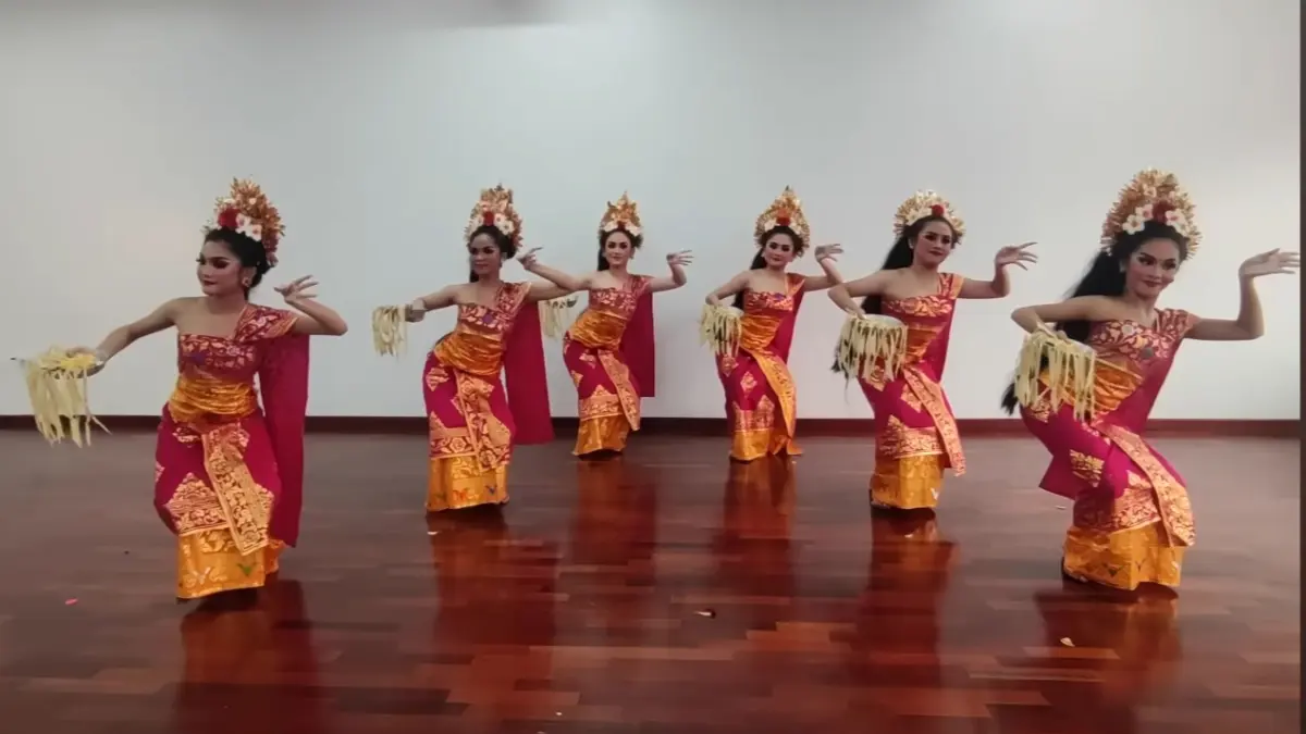 Tari Pendet, tari penyambutan tamu di Bali(youtyube@ppst.kencanamas)