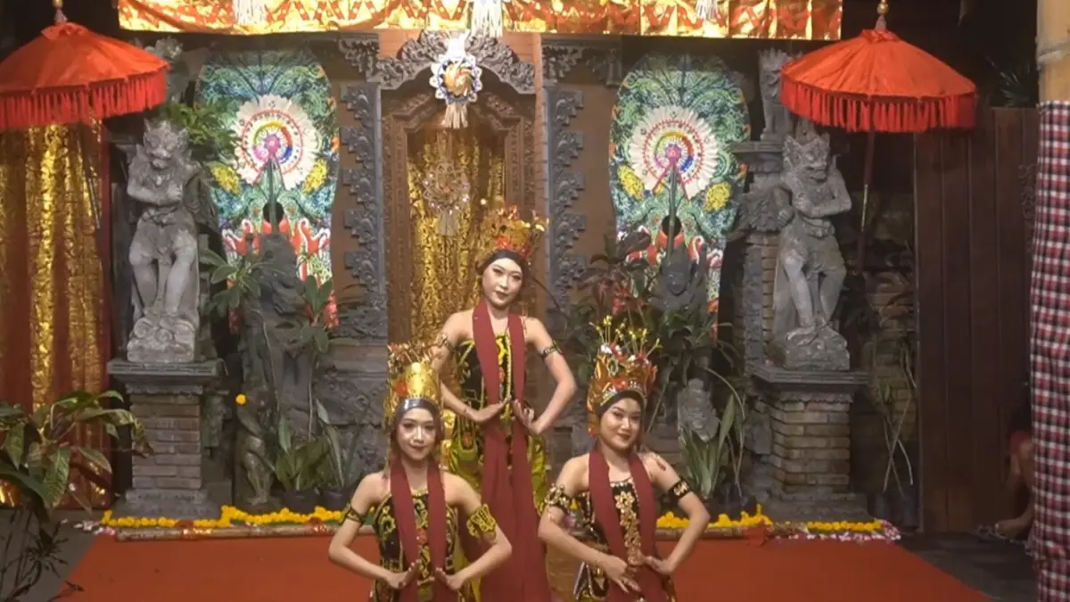 Jejer Gandrung Kembang  Menur di Sanggar Seni Sukarya (DOK: YouTube @DeniekSukarya)