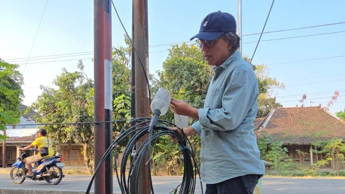 POLEMIK : Kabel nglewer di Sragen menyebabkan kecelakaan. (Ahmad Khairudin/solobalapan.com)