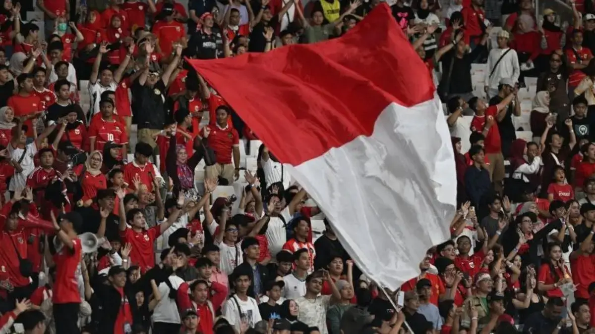 Suporter timnas Indonesia di Stadion Utama Gelora Bung Karno, Senayan, Jakarta, Jumat (25/9). (Rivan Awal Lingga/Antara)