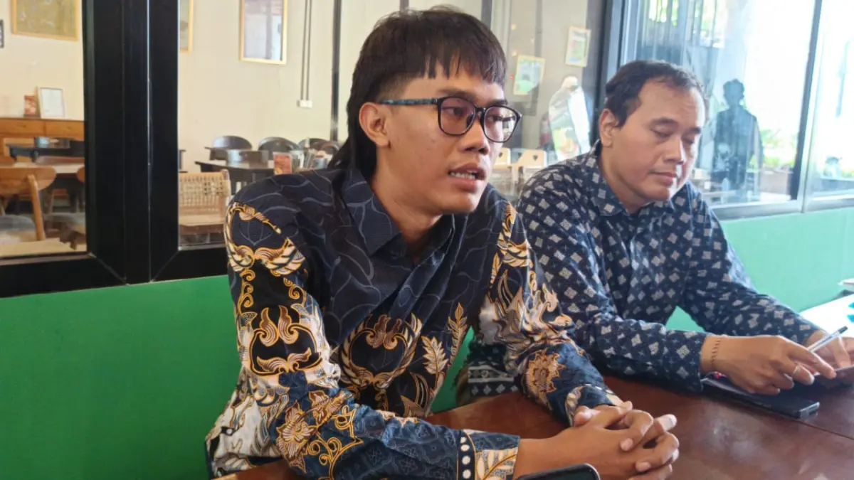 Almas Tsaqibbirru meminta DPR memproses pemakzulan Gibran. ((Antonius Christia/solobalapan.com)
