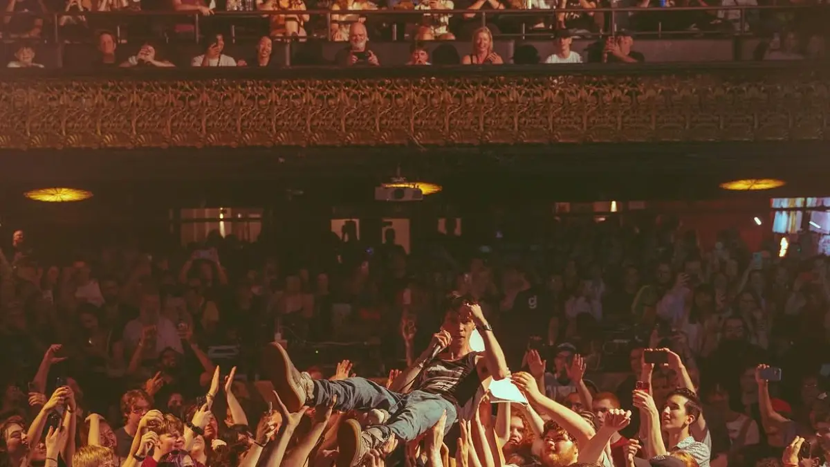 Crowd Surfing (DOK: Instagram @goodkidband)