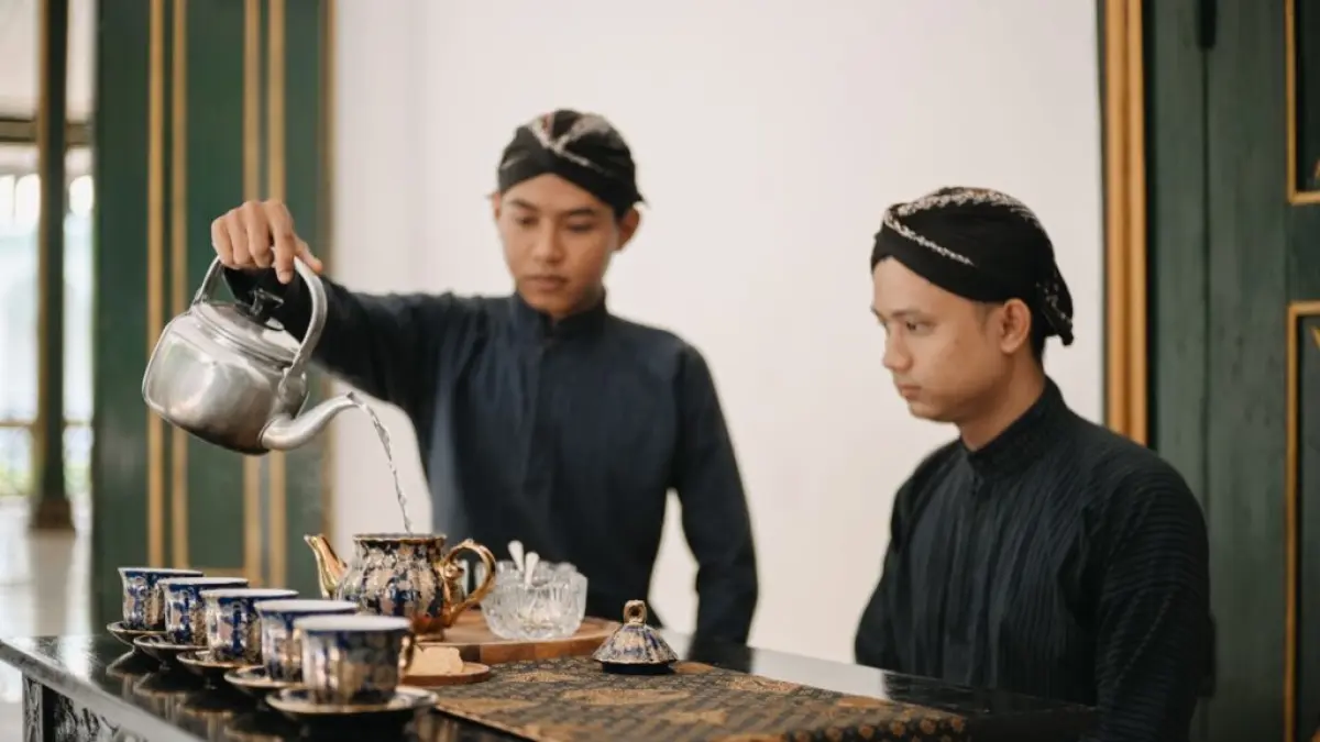 Tradisi Patehan, penyajian teh khas Keraton Yogyakarta.(Yogyakarta)