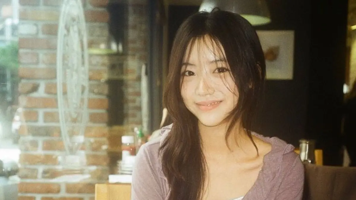 Istilah ulzzang berasal dari budaya internet Korea dan merujuk pada orang yang populer karena penampilannya. Dalam perkembangan budaya internet Asia, istilah ini kemudian turut dikenal di komunitas roleplay sebagai salah satu kategori visual untuk face claim. (Pinterest)