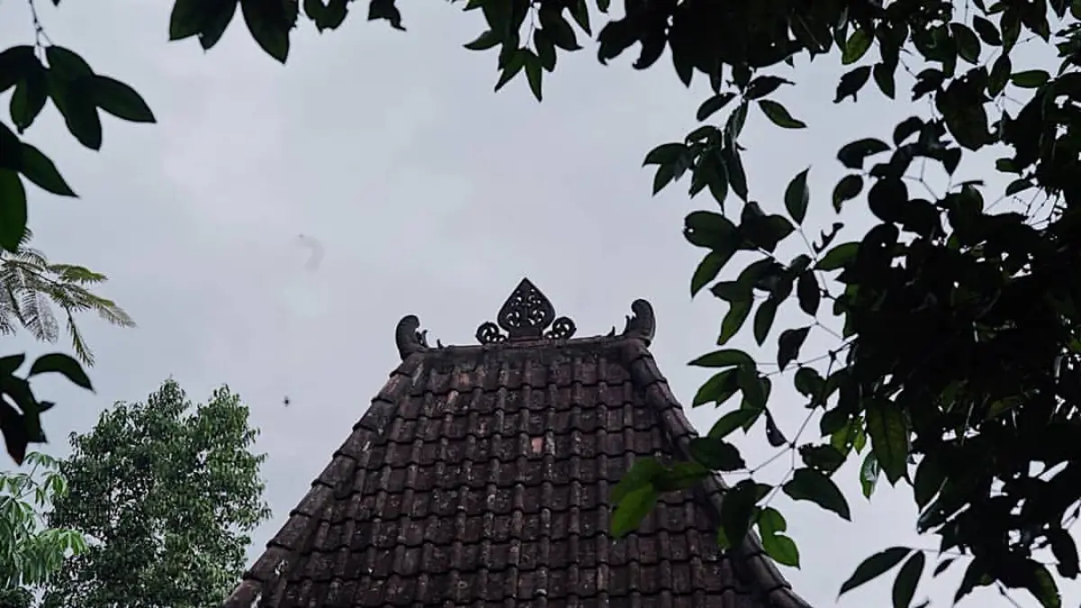 Atap Wuwungan atau Atap bagian atas rumah Jawa (DOK: Instagram @kampungdjawi)