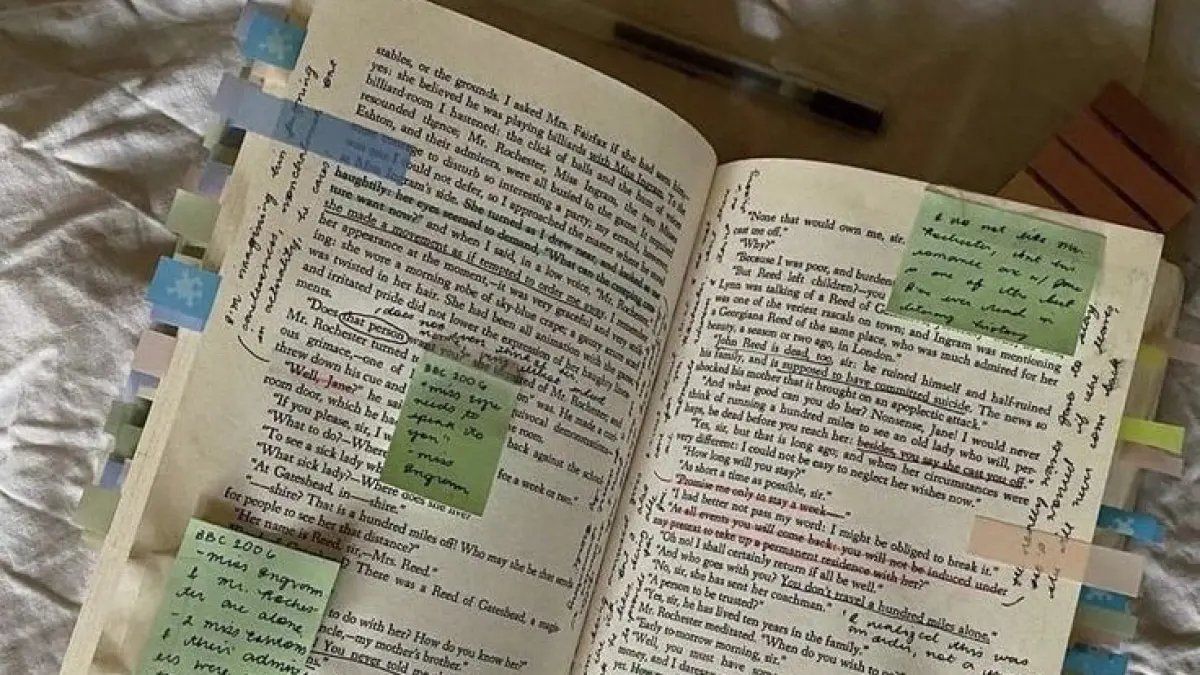 Ilustrasi buku dengan berbagai sticky note dan penanda halaman yang menggambarkan fenomena jasa joki baca buku di media sosial. (Pinterest)