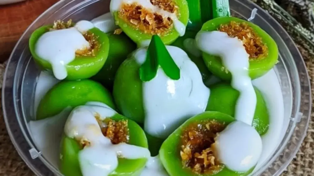 Bugis mandi dengan isian kelapa manis dan kuah santan gurih.