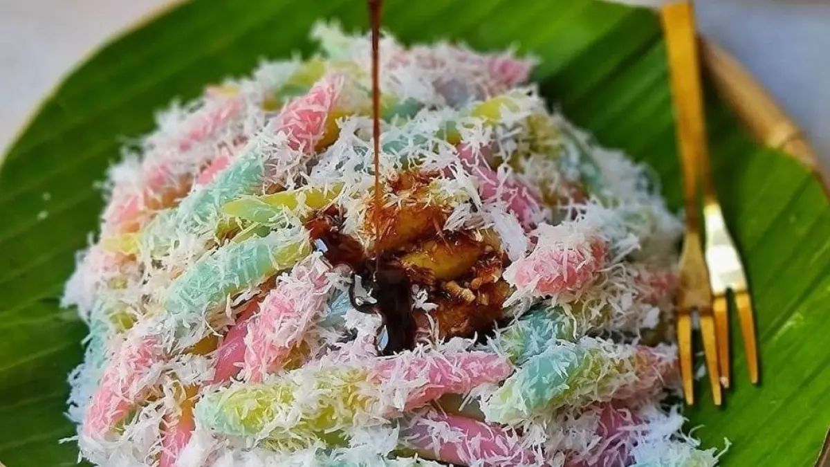 Cenil, jajanan pasar berbahan tepung kanji yang disajikan dengan kelapa parut dan gula merah cair.