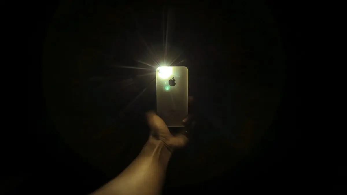 Mengambil foto estetika digicam era 2000-an cukup menggunakan kamera HP.
