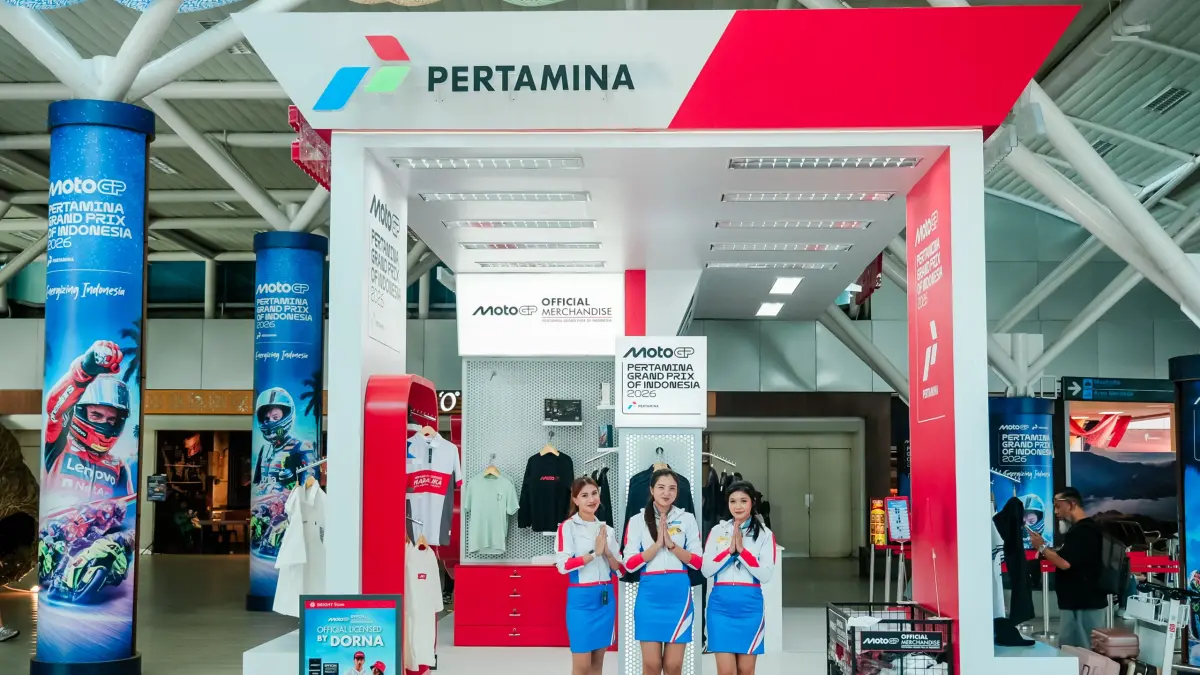 Produk UMKM lokal Lombok, mulai dari kerajinan anyaman bambu hingga aksesori berbahan mutiara, mendapat kesempatan dipasarkan sebagai merchandise resmi dalam gelaran MotoGP Mandalika 2026. Kolaborasi ini menjadi salah satu upaya memperluas jangkauan produk kreatif daerah. (Foto:Pertamina)