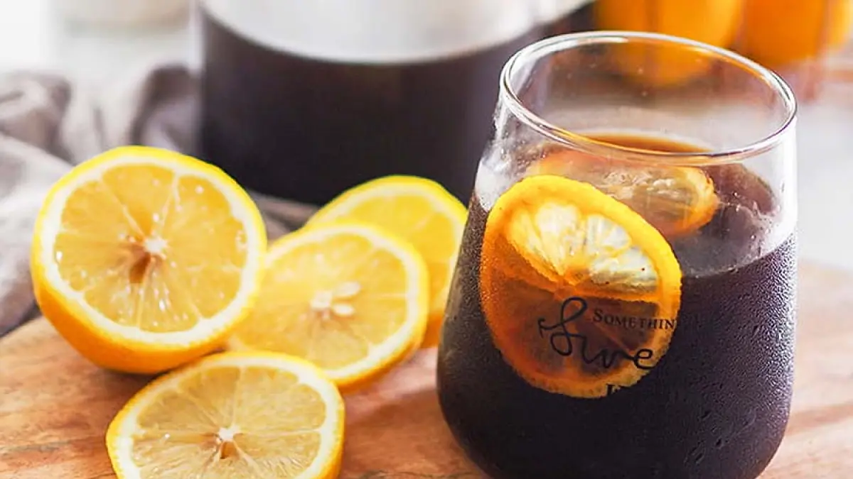 Fruit-infused coffee, kreasi kopi dengan tambahan buah segar yang menawarkan perpaduan rasa berbeda.