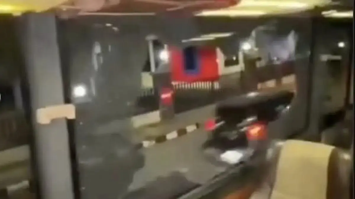 Tangkapan layar bus Tim Persib Bandung U-18 yang diserang dan dijarah di rest area KM 360 Batang, Jawa Tengah, Minggu (11/10). (Istimewa)