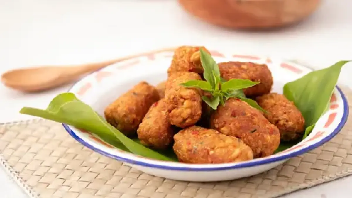 Tempe mendol, olahan tempe semangit berbumbu rempah yang dikenal sebagai kuliner khas Malang.