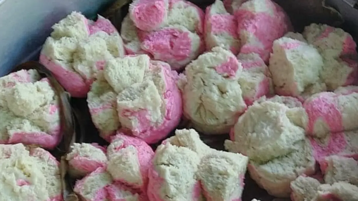 Kue moho, jajanan tradisional dengan bentuk merekah dan makna keberuntungan.