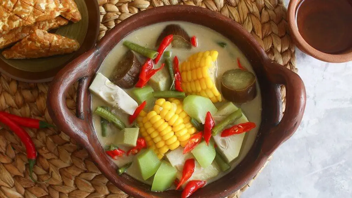 Sayur lodeh, hidangan tradisional Jawa yang sarat makna dan kepercayaan.