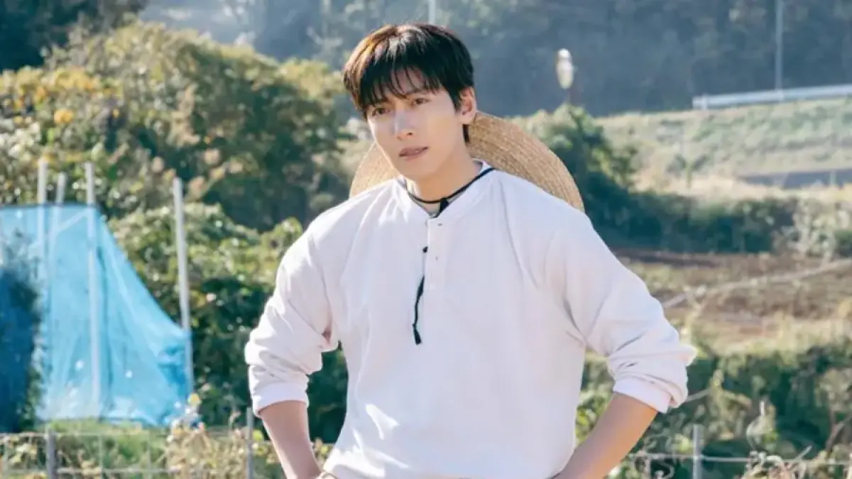 Ji Chang Wook tampil sebagai desainer yang terpaksa bekerja di kebun stroberi dalam drama Merry Berry Love.