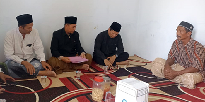 BERDUKA: Rombongan Kemenag Rembang saat bertaksiyah di keluarga Warsini Warsinan Basinan, Sabtu (1/7) lalu.
