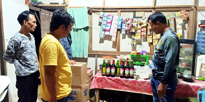 DIMINTAI KETERANGAN: Petugas Satresnarkoba minta keterangan pemilik warung yang jual miras Sabtu tengah malam lalu.