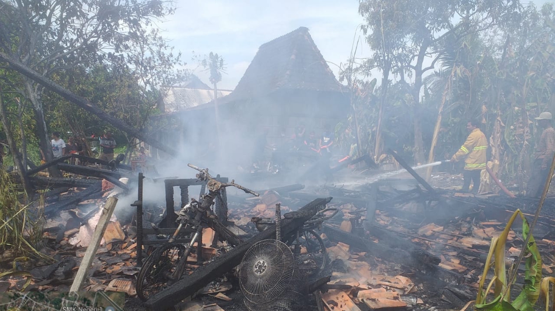 LUDES: Rumah milik Sururi di Desa Padang, Tanggungharjo yang terbakar pada Senin (3/7).