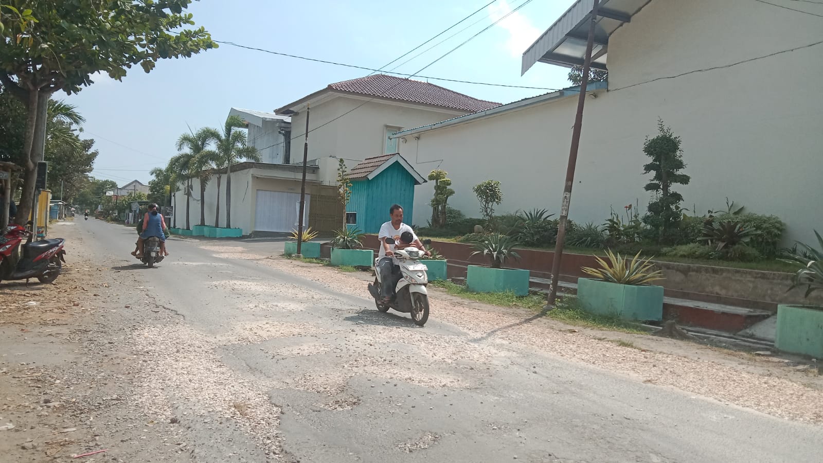 TAK TUNTAS: Warga tengah melintas di Jalan Pasar-Pulo yang belum selesai 100 persen baru-baru ini.
