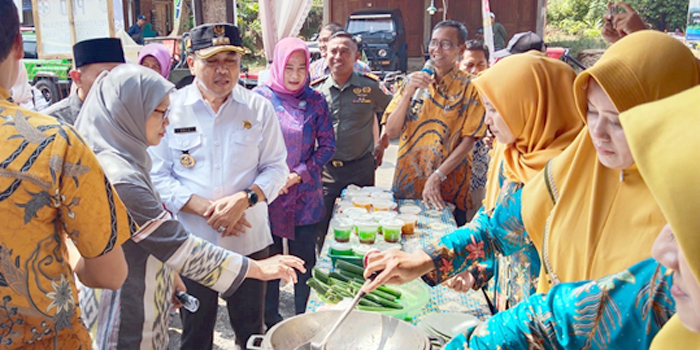 JAWARA: Petinggi Plajan Kartono (memegang mic) menjelaskan keunggulan desanya kepada PJ Bupati Jepara Edy Supriyanta (baju putih) saat kunjungan kerja belum lama ini.