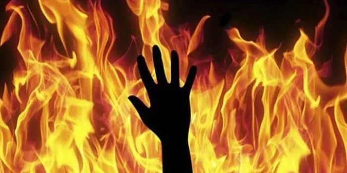 Ilustrasi bakar diri. Pria berinisial US, 48, yang membakar istrinya berinisial W, 38, dan dua anaknya sendiri di Cakung, Jakarta Timur, ternyata juga membakar dirinya sendiri.
