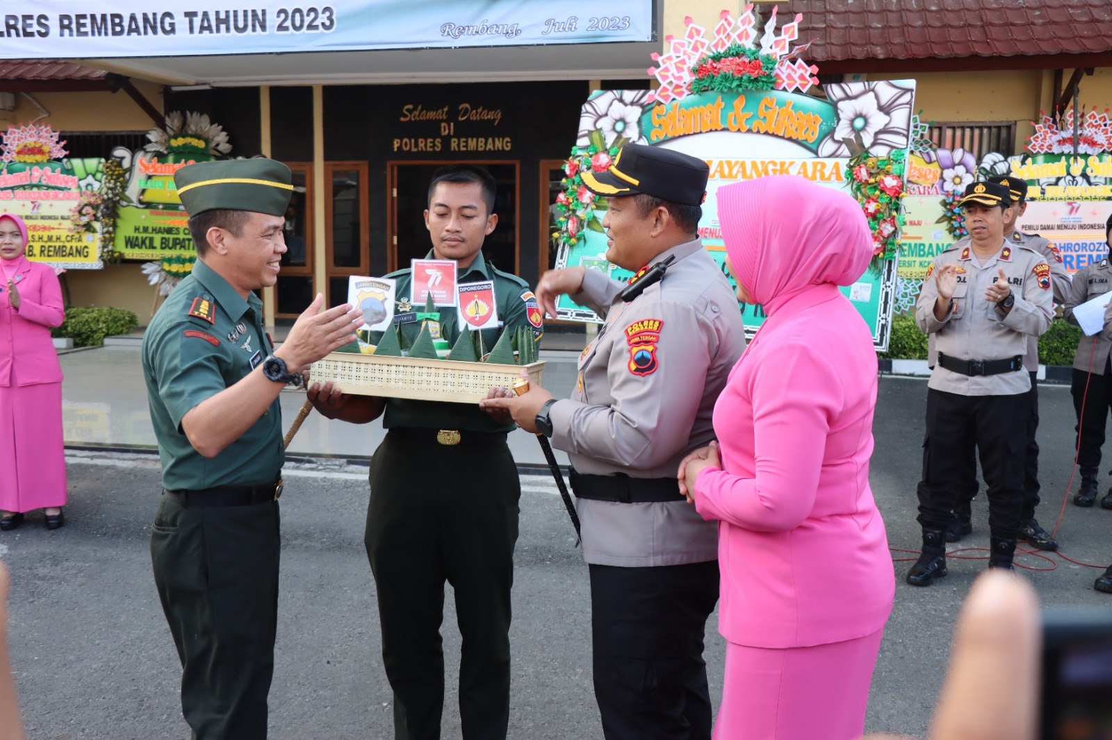 BERI KEJUTAN: Kapolres Rembang AKBP Suryadi dapat surprise Dandim 0720/Rbg Letkol Czi Parlindungan Simanjuntak, dalam HUT ke-77 Bhayangkara di halaman Mapolres Rembang.