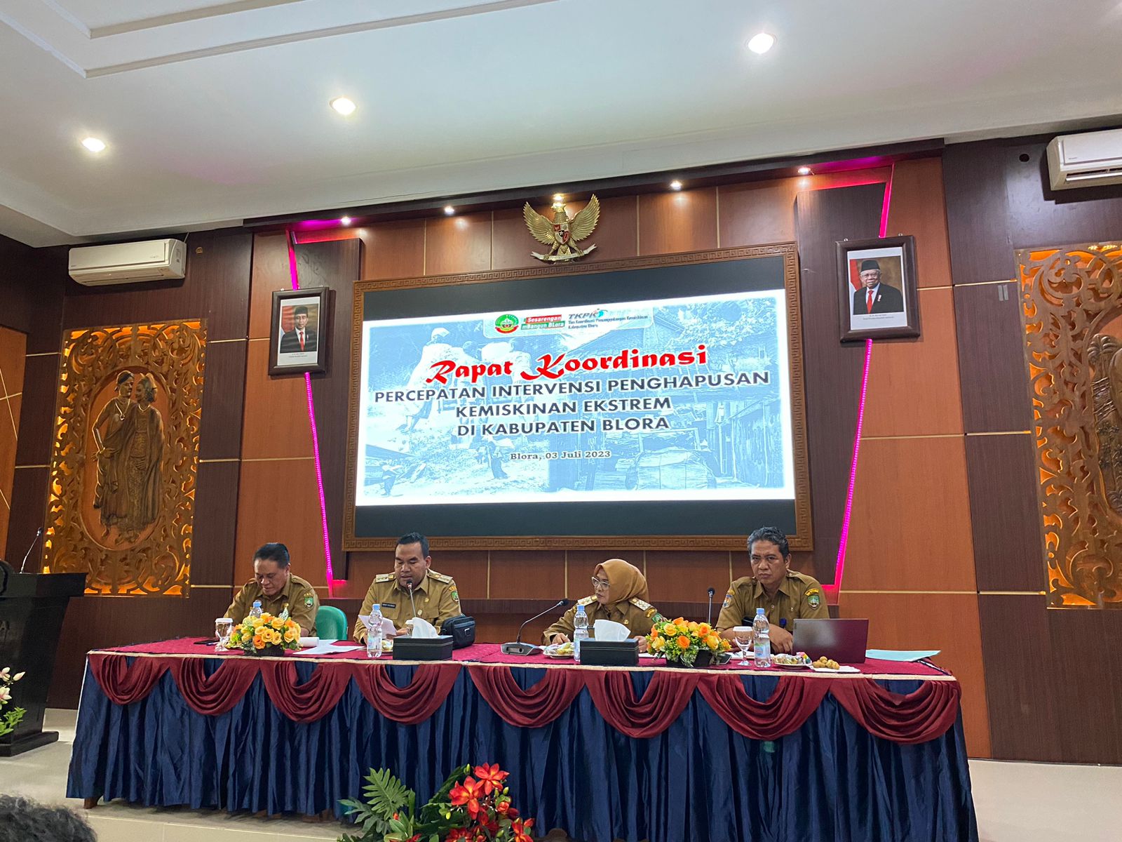 KEROYOK BARENG: Bupati Blora Arief Rohman bersama wakil Bupati Blora Tri Yuli Setyowati memimpin rakor penanganan kemiskinan ekstrem di Bappeda Blora pada Senin (4/7).