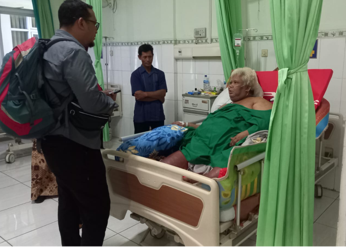 DIRAWAT: Kondisi Sumarlan, 55, pria obesitas dengan bobot 200 Kg warga Desa Ngrandu, Kecamatan Geyer dirawat di RSUD dr. Soedjati Purwodadi.