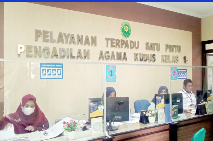ANGKA DISPENSASI NIKAH: Suasana pelayanan di bagian PTSP Pengadilan Agama Kudus.