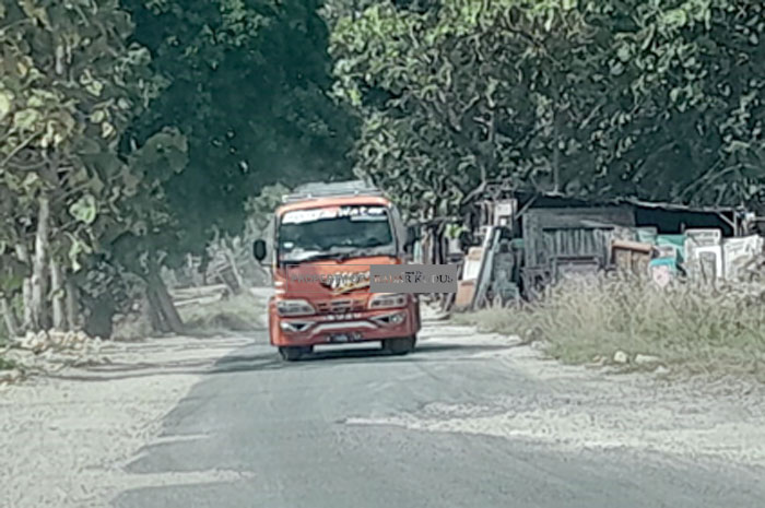 BERLUBANG: Pengguna jalan melintasi jalan rusak di jalur Sukolilo-Prawoto, Desa Wegil, Kecamatan Sukolilo kemarin.