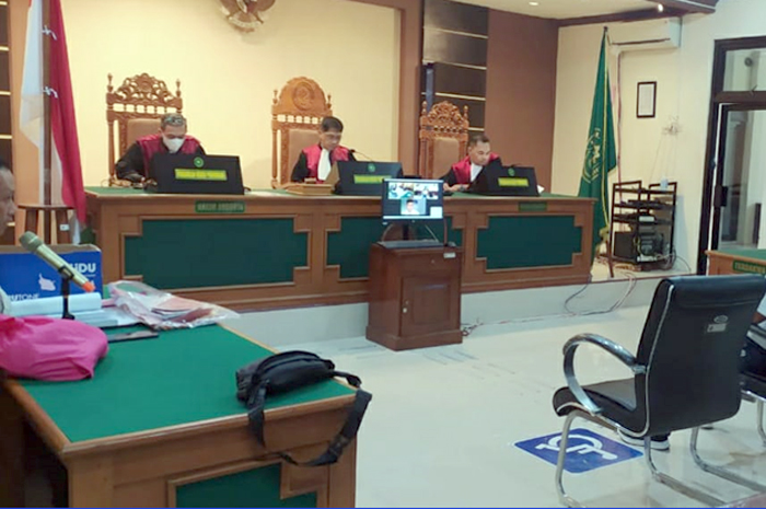 TERTIB: Situasi sidang putusan tindak pidana umum dugaan kasus pemerasan yang dilakukan oknum LSM, Kamis (6/7).