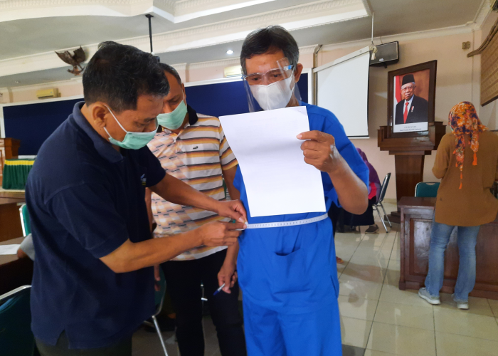 SKRINING: Masyarakat Grobogan saat dilakukan screening deteksi dini penyakit tidak menular baru-baru ini.&nbsp;