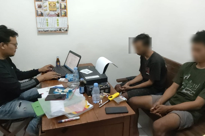 PENGAMANAN: Polisi memeriksa pelaku pengeroyokan yang telah diringkus Polsek Juwana bersama tim Opsnal Unit V Jatanras Sat Reskrim Polresta Pati.