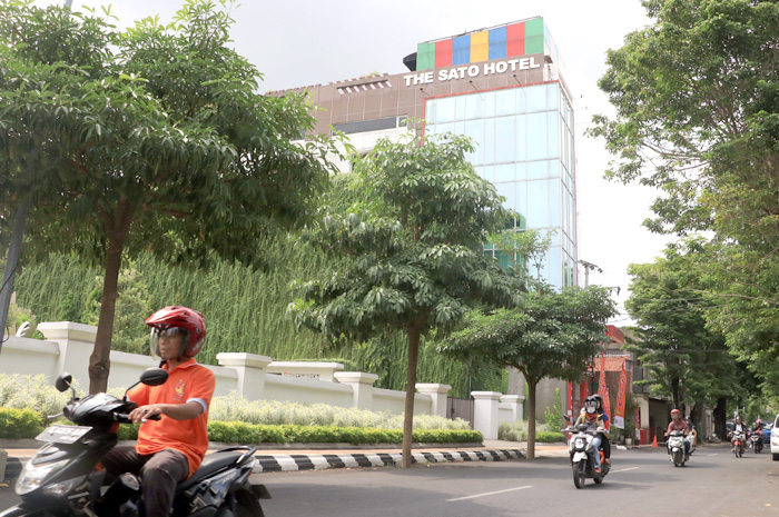 MASIH DIPERSOALKAN: The Sato Hotel yang berdiri dengan enam lantai di Jalan Pemuda No 77, Kudus. Pembangunan hotel ini memicu polemik dengan warga, karena diduga menyebabkan kerusakan rumah warga.