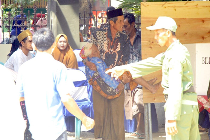 SALURKAN SUARA: Lansia warga desa Narukan, Kecamatan Kragan dibopong salurkan hak suara dalam Pilkades.
