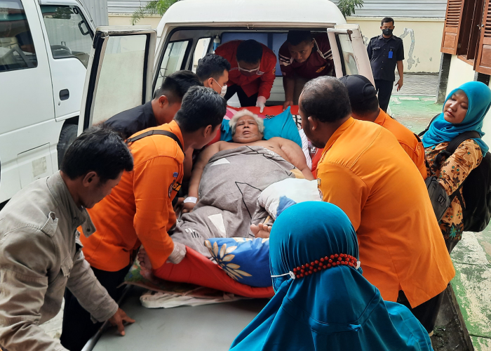 DIEVAKUASI: Sumarlan, 55, warga Desa Ngrandu, Kecamatan Geyer saat dipulangkan dari RSUD dr Soedjati Purwodadi ke kediamannya.