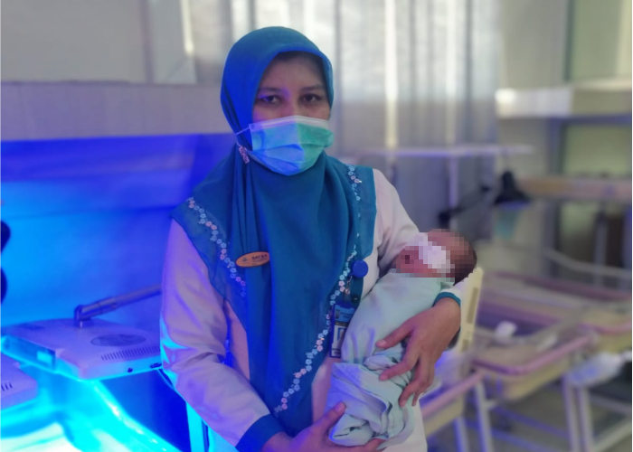 BERANGSUR MEMBAIK: Bidan RSUD dr R Soetrasno menggendong bayi yang ditemukan di Kepohagung, Pamotan usai mendapatkan tindakan medis fototerapi 1x24 jam baru-baru ini.