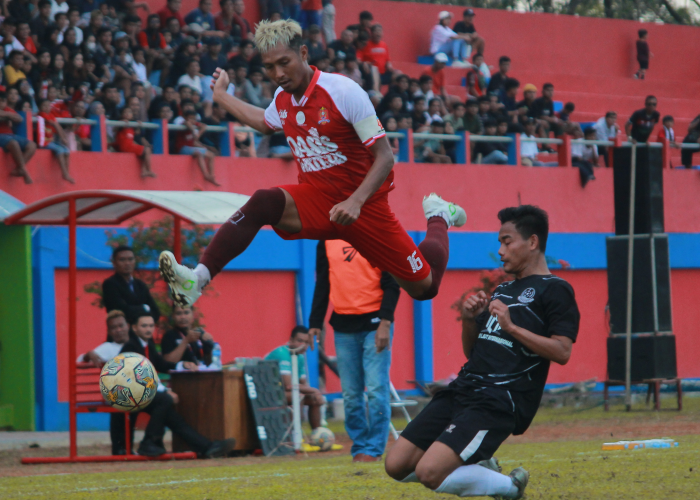 KERAS: Kapten Persijap Jepara Qischil Gandrum Minny menghindari tekel yang dilancarkan pemain Persipa dalam laga ujicoba di Stadion GBK Jepara pada Minggu (8/7).