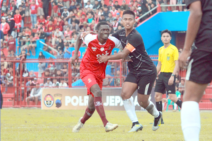 CARI TANDEM: Chris, pemain asal Ghana yang ikut seleksi Persijap bersiap menerima umpan dalam laga uji coba di Stadion GBK Jepara belum lama ini.