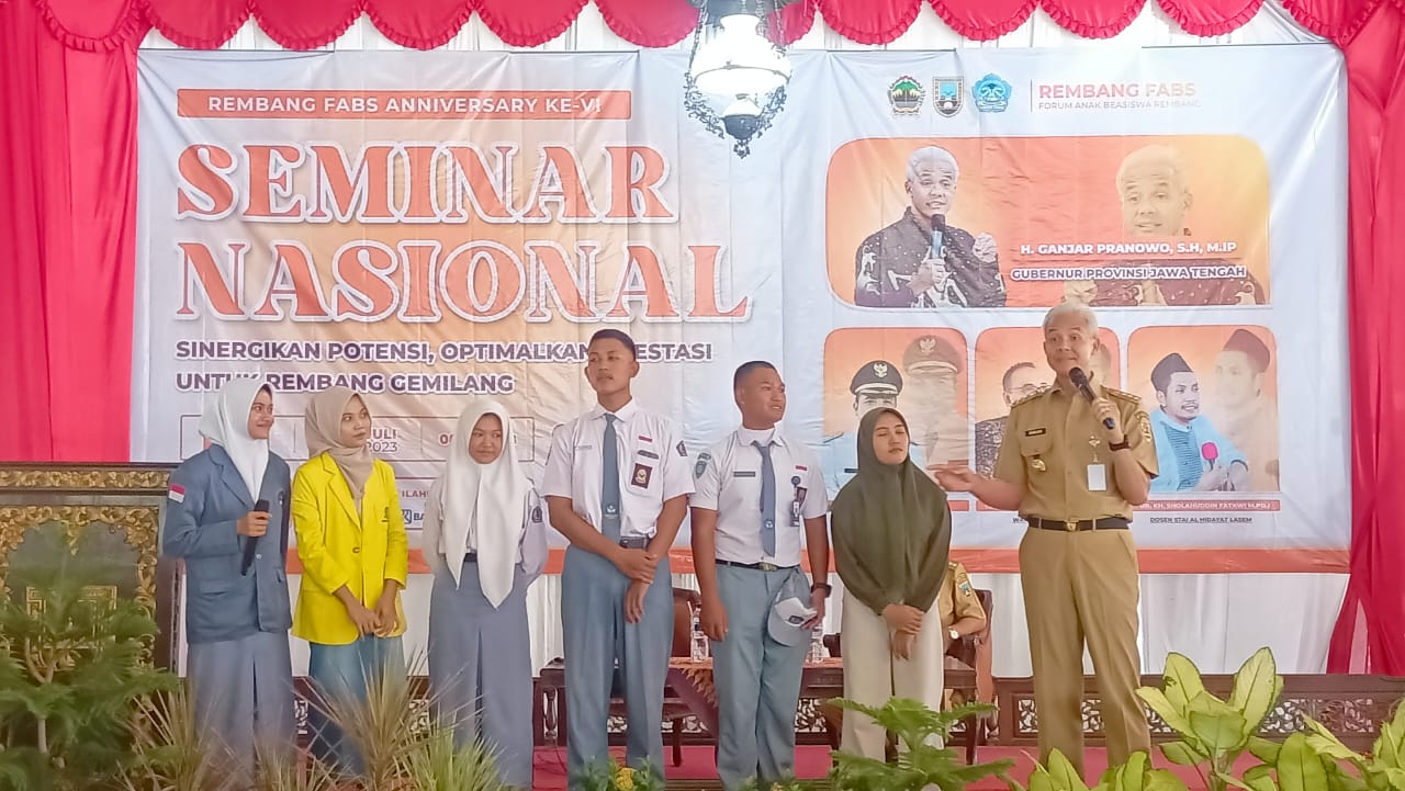 MOTIVASI: Gubernur Jawa Tengah Ganjar Pranowo  memberikan motivasi kepada siswa dan mahasiswa di Kabupaten Rembang pada Senin (10/7).