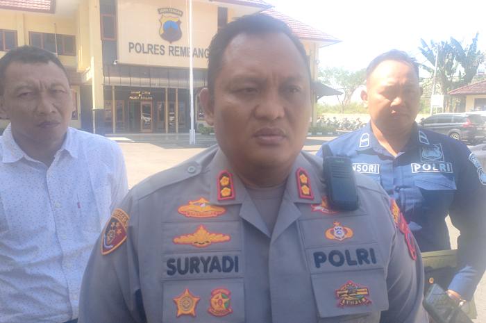 RESPON CEPAT: Kapolres Rembang, AKBP Suryadi bersama jajaranya memberikan keterangan seputar isu video pocong, Senin (10/7).