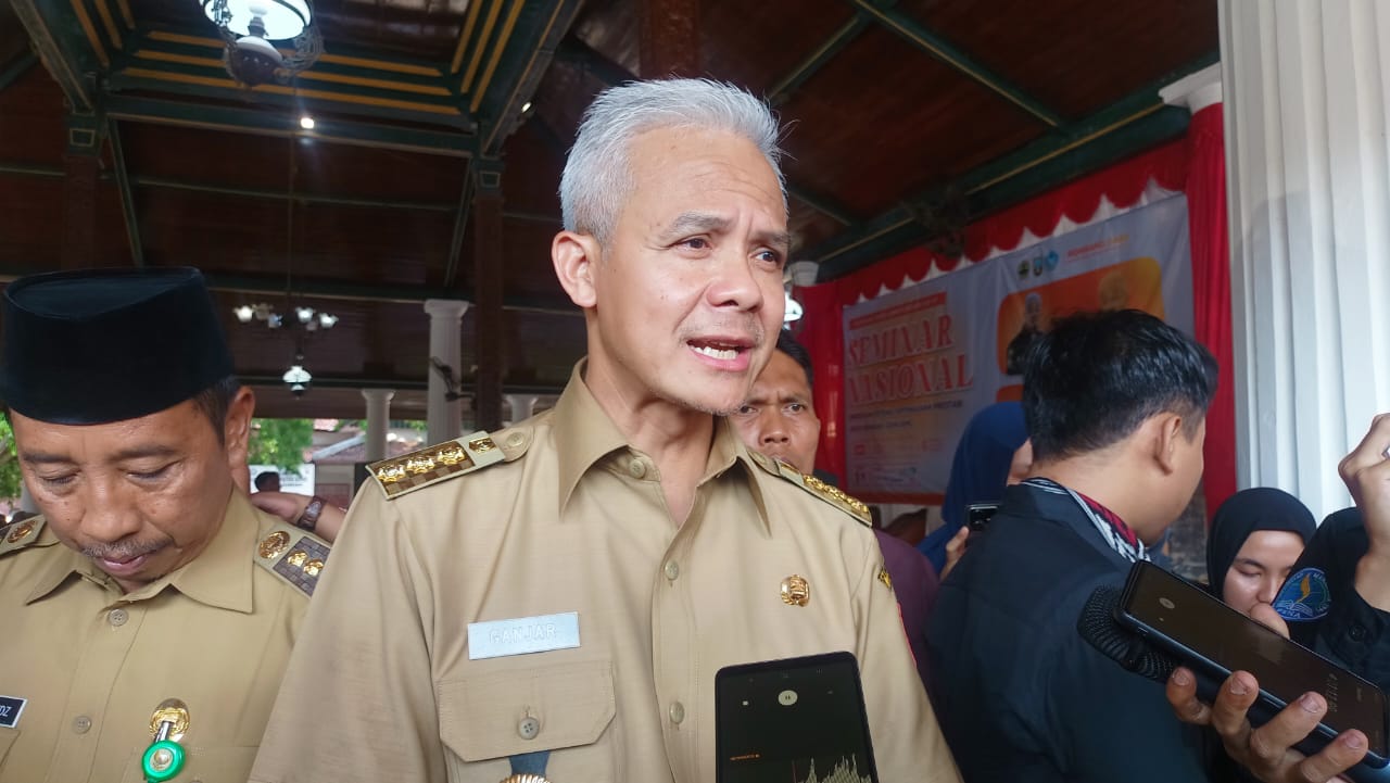JAWAB: Gubernur Jawa Tengah, Ganjar Pranowo saat menjawab pertanyaan dari wartawan  di Pendapa Kabupaten Rembang pada Senin (10/7).