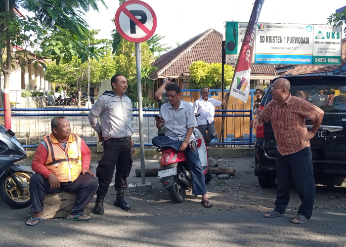DEBAT: Juru parkir dan ojol cekcok di Depan SD Kristen 1 Purwodadi, Rabu (12/7).