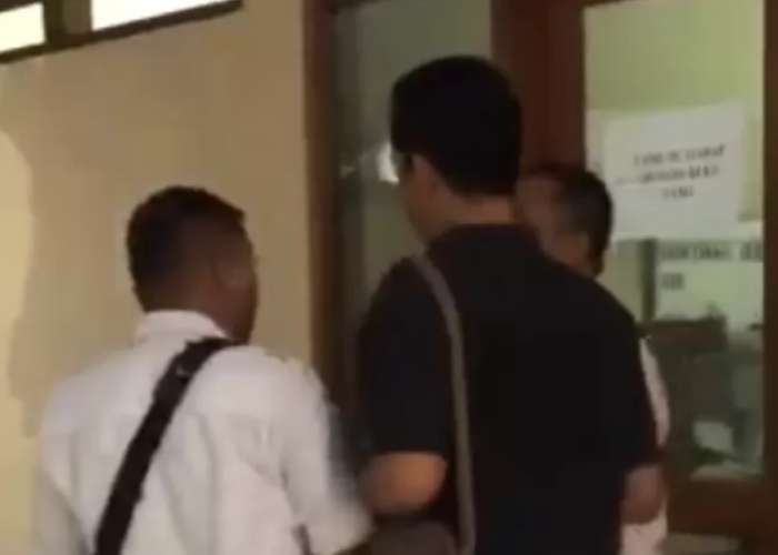 TANGKAPAN LAYAR: Potongan video saat calon rekanan proyek APBD Rembang diadang di depan pintu runganan Bagian Pengadaan Barang dan Jasa Setda Rembang baru-baru ini.