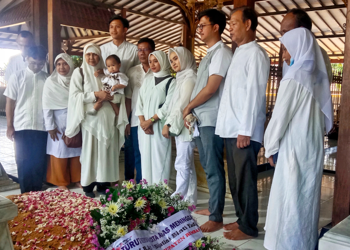 GENERASI PENERUS: Keluarga besar RA. Kartini menghadiri pemakaman R.Ay Sri Bijantini di Kompleks Makam RA. Kartini, Rembang, Selasa (11/7).
