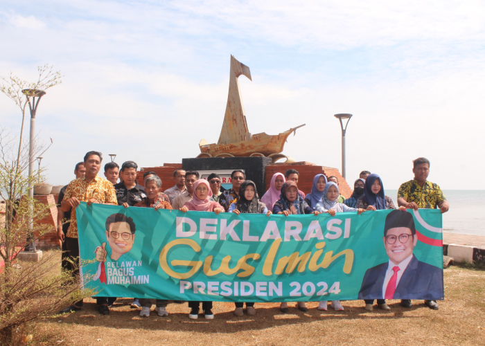 DEKLARASI: Sejumlah kelompok penggerak desa mendeklarasikan dukungan untuk Muhaimin Iskandar di Pantai Bandengan pada Kamis (13/7).