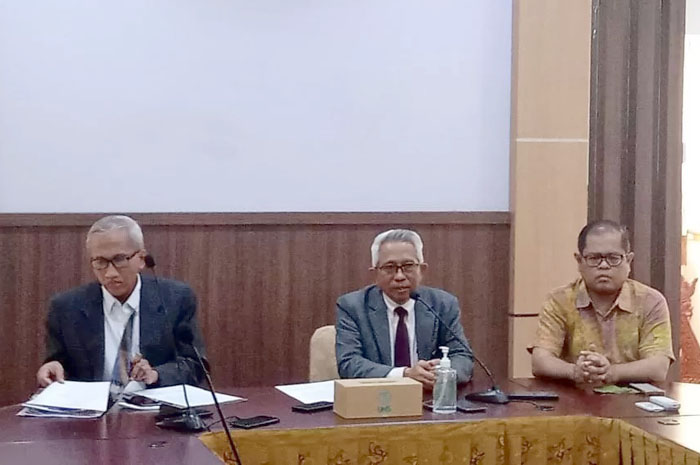 Hasan Fauzi (tengah) dan Tri Atmojo Kusmayadi (kiri) dua akademisi UNS yang gelar profesornya dicabut. Jabatan Guru Besar dilorot menjadi tenaga pelaksana.